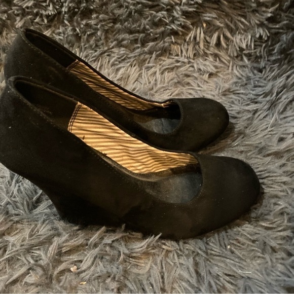 Ladies Black Velvet Like Wedge - Picture 6 of 6